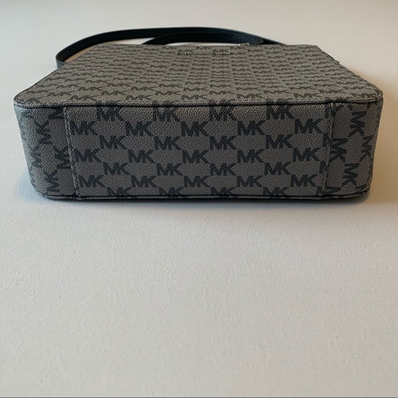 Michael Kors Large Black Messenger Bag - Picture 3 of 8